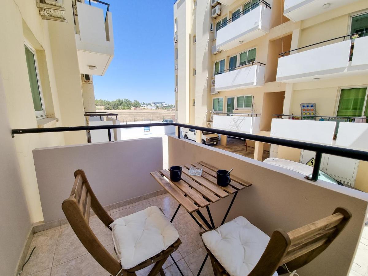 Dock Holiday Apartment Larnaca Exterior foto