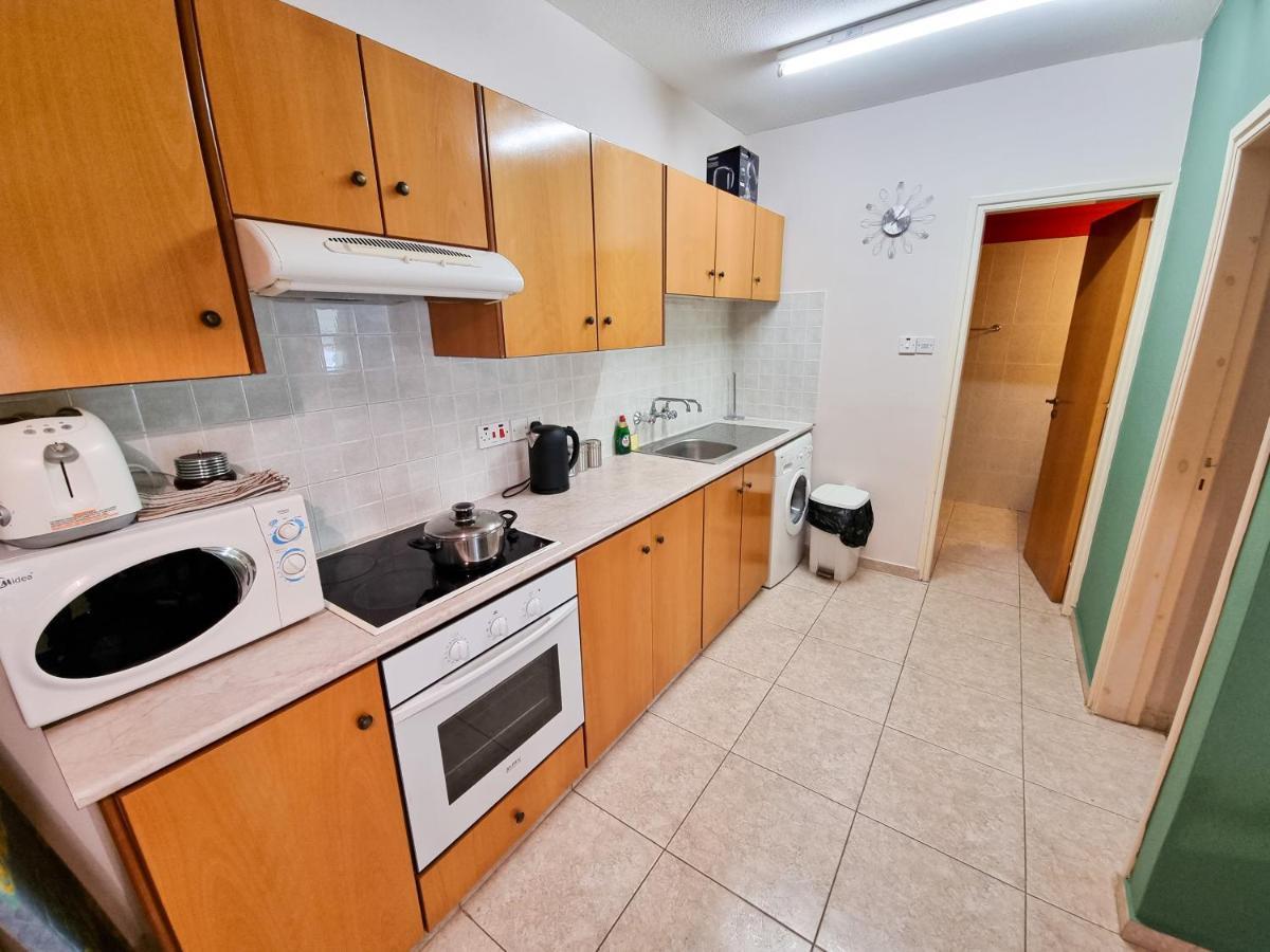 Dock Holiday Apartment Larnaca Exterior foto